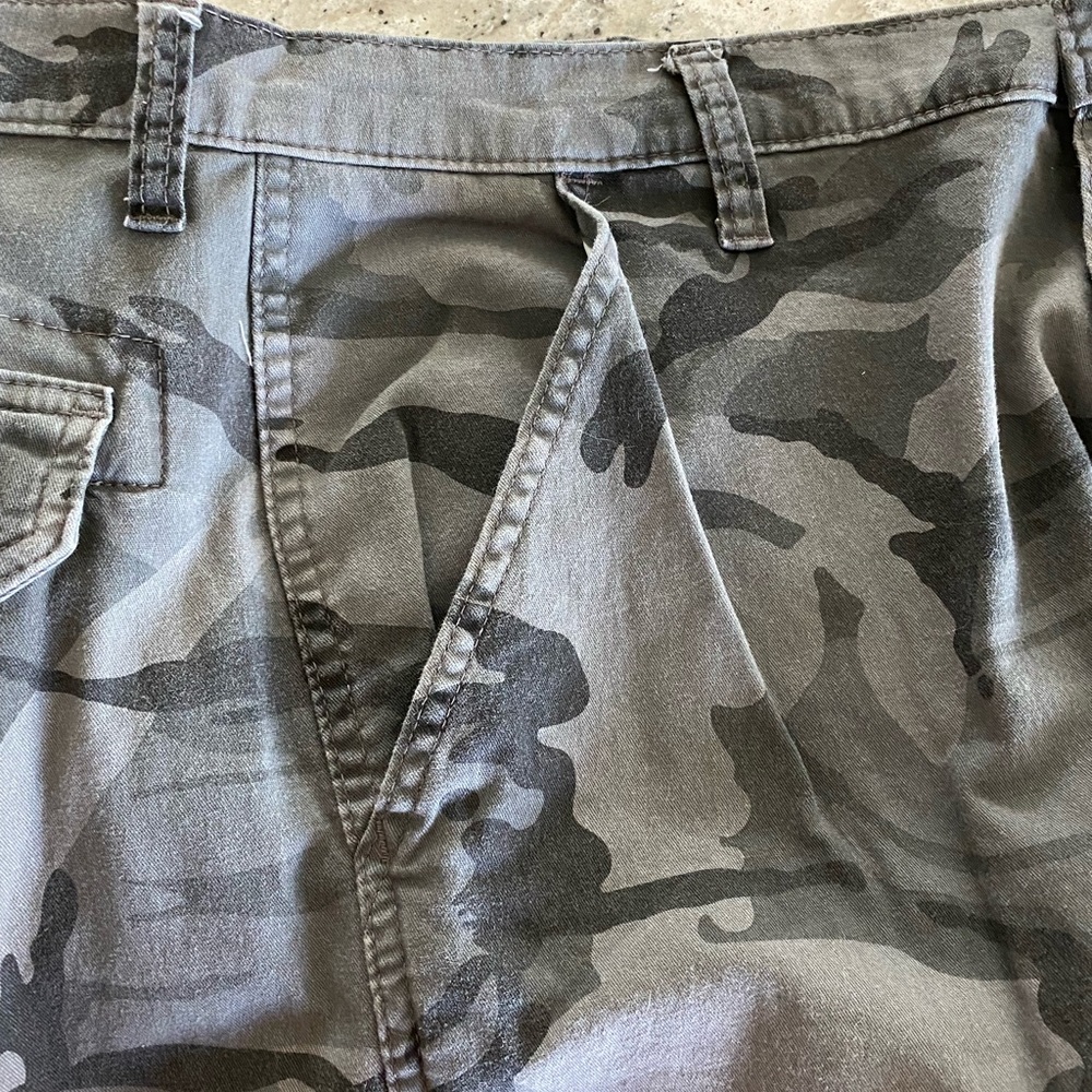 EUC Wrangler men’s black/grey camouflage pants, size 36x30 - Picture 4 of 9